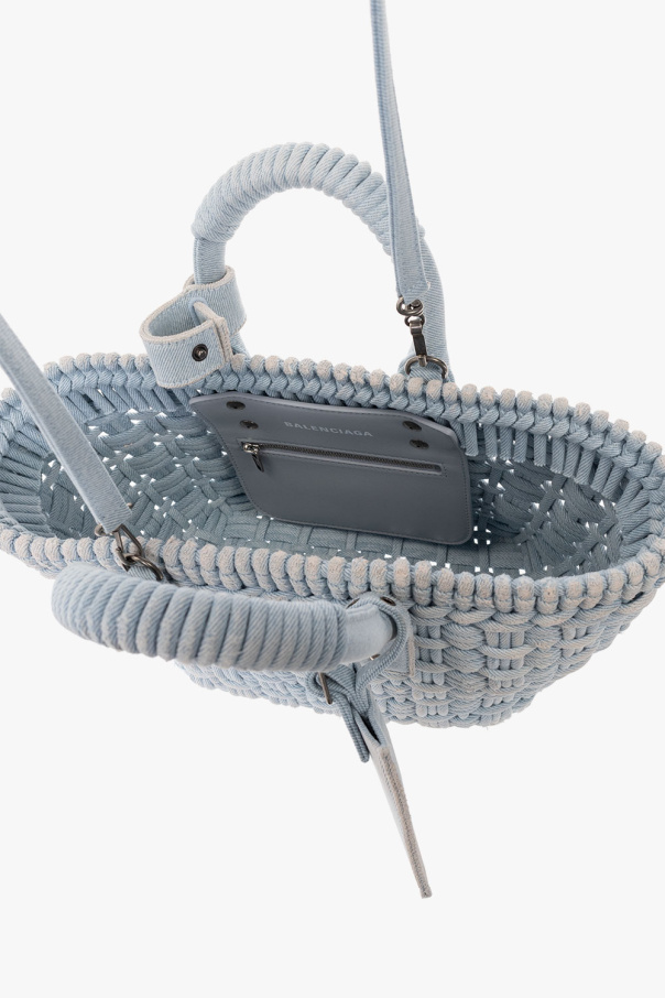 BALENCIAGA 青 バッグ　BISTRO バレンシアガから2サイズ展開の新作トートバッグ、ラタン製家具